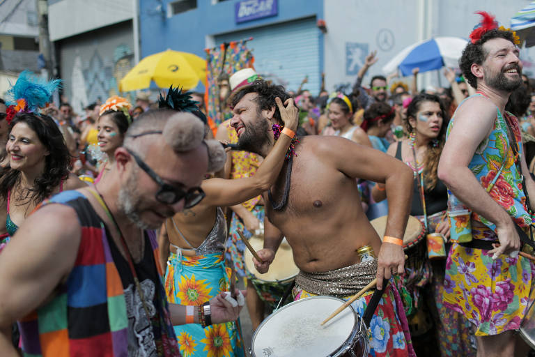 Desfile do bloco Saia de Chita em abril deste ano, fora do calendário oficial do Carnaval
