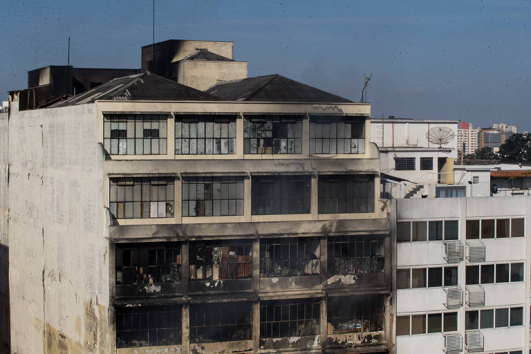 Defesa Civil faz vistoria em prédio incendiado na região da 25 de março