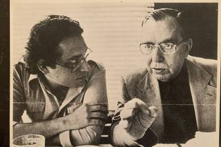 Ruy Castro (esq.) entrevista Nelson Rodrigues no Rio em 1977.