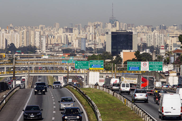 Movimento de veículos e caminhões na Via Dutra na chegada em São Paulo