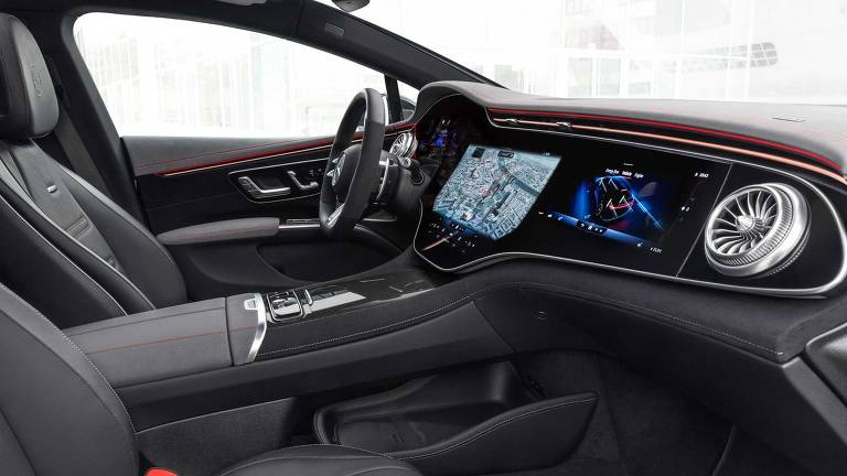 Painel do Mercedes EQS 53 AMG é dividido em três telas