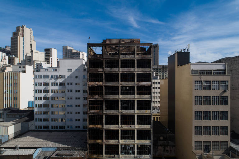 Imagem aérea mostra fachada escurecida pela fumaça, marcada pela destruição do prédio na região da rua 25 de Março, após incêndio