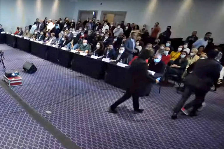 Em 21 de junho, três bolsonaristas invadiram o ato de lançamento das diretrizes do programa de governo da chapa de Lula (PT) e Geraldo Alckmin (PSB), em São Paulo. Um deles chamou Lula de corrupto e gritou em direção ao pessebista. Eles foram encaminhados para uma delegacia