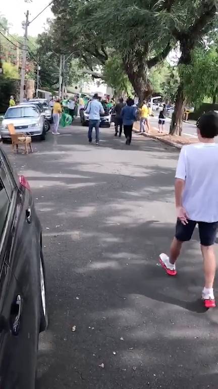 Carro em que estava o ex-presidente Lula foi cercado por bolsonaristas, em maio, na cidade de Campinas, interior de São Paulo. O grupo proferiu as ofensas ao petista enquanto o veículo tentava passar