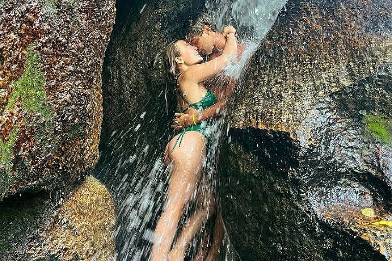 Larissa Manoela e André Luiz Frambach abraçados em cachoeira