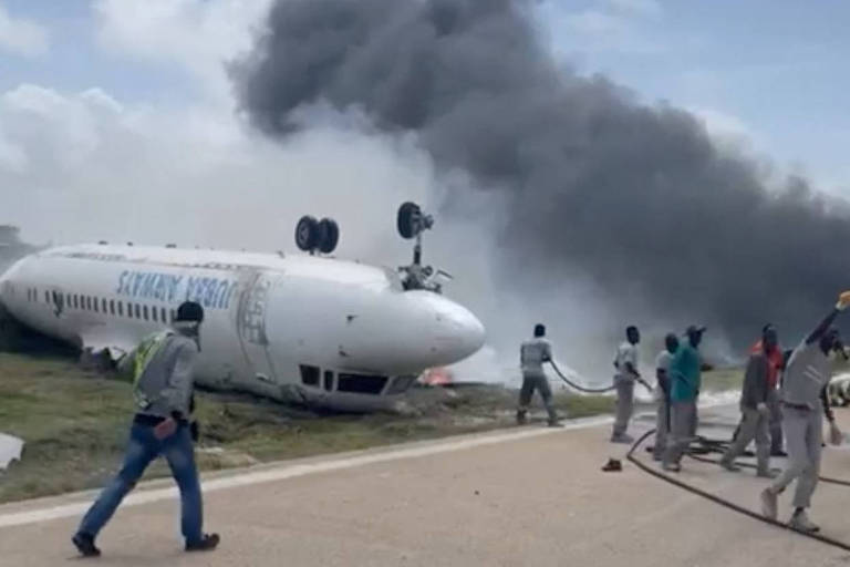 Avião 'aterrissa de ponta-cabeça' em acidente na Somália, e todos sobrevivem