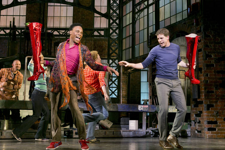 Billy Porter e Stark Sands no musical da Broadway "Kinky Boots", em 2013