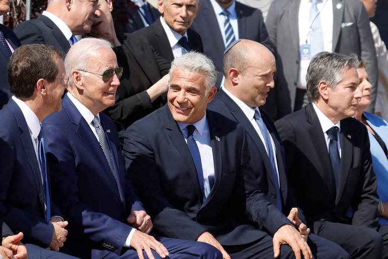 O presidente israelense, Isaac Herzog, o presidente americano, Joe Biden, o premiê israelense, Yair Lapid, o ex-premiê Naftali Bennett e o secretário de Estado americano, Antony Blinken, em cerimônia no aeroporto Ben Gurion, em Lod, perto de Tel Aviv, Israel