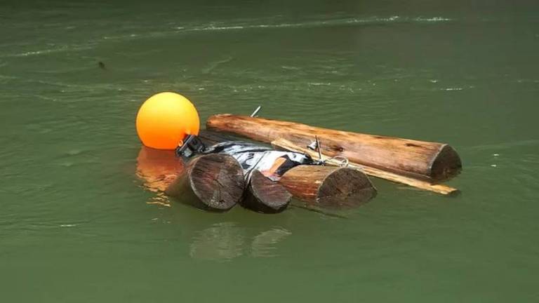 No rio La Miel, na Colômbia, foi lançado um boneco feito com madeira para ajuda nas pesquisas para desenvolver modelo em busca de corpos desaparecidos