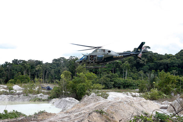 Helicóptero do Ibama sobrevoa garimpo ilegal na região do rio Crepori, afluente do rio Tapajós, no Pará