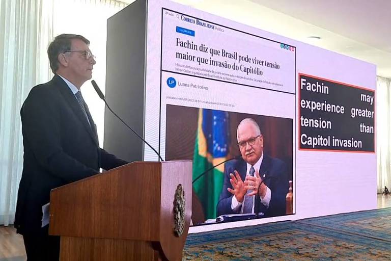 Bolsonaro fala a embaixadores