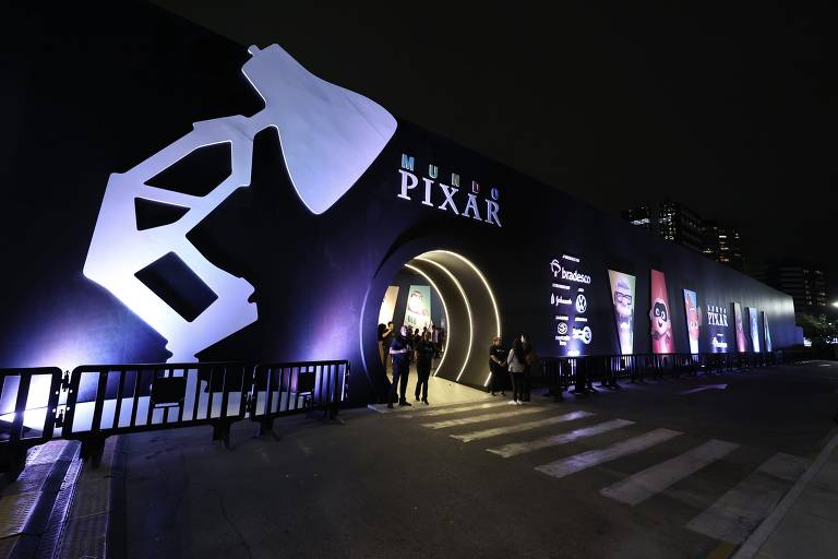 Entrada da 'Mundo Pixar', erguida na área externa do shopping Eldorado, na zona oeste da capital paulista