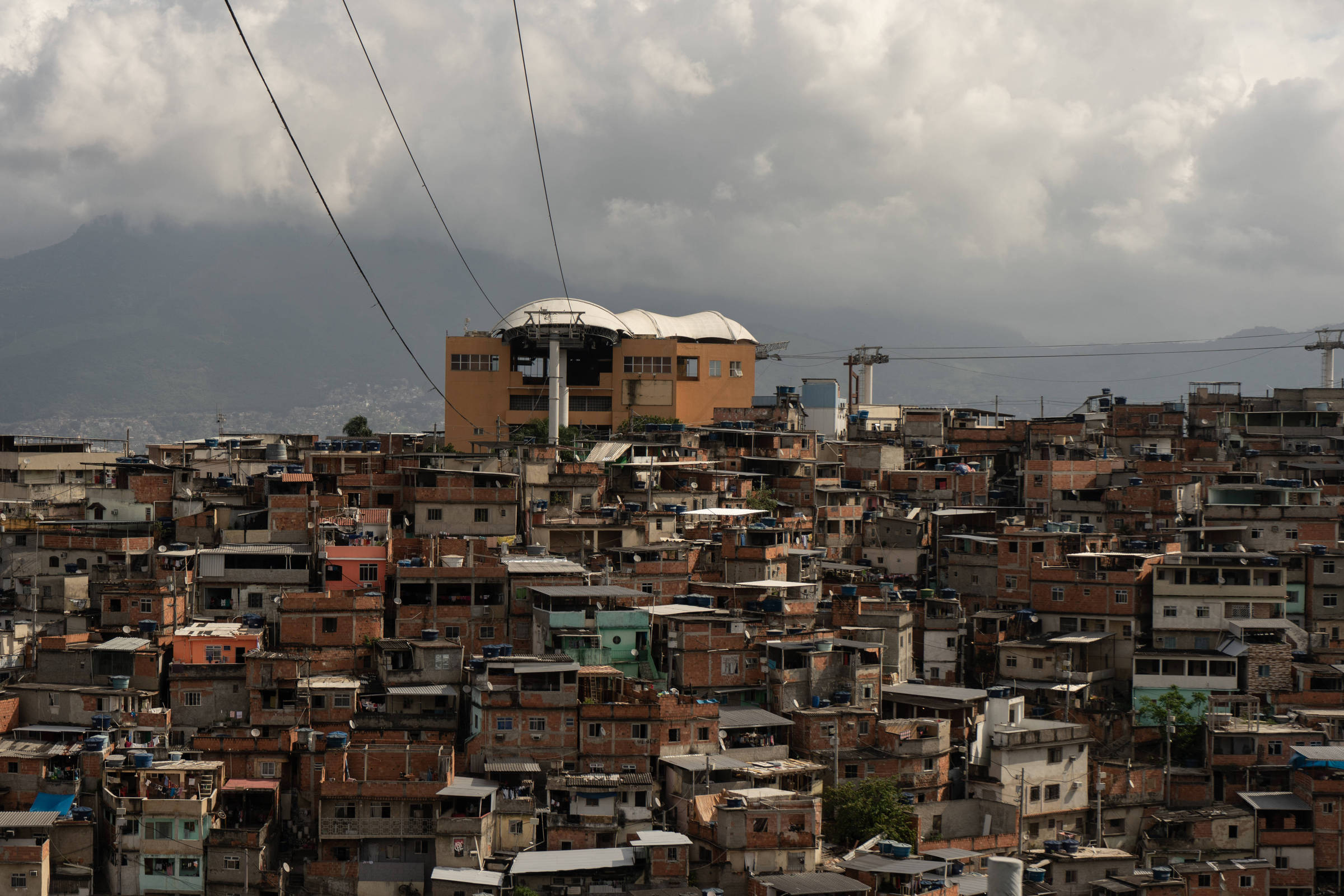 A cidade acorrentada por facções