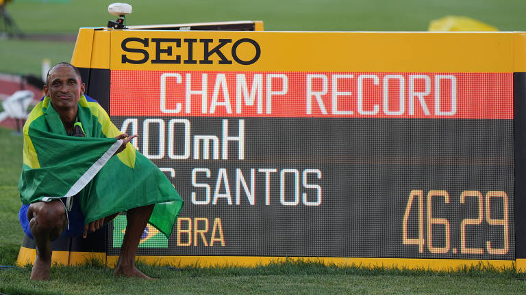 Alison dos Santos, o Pio, comemora o título mundial em Eugene (EUA), com direito a recorde do campeonato