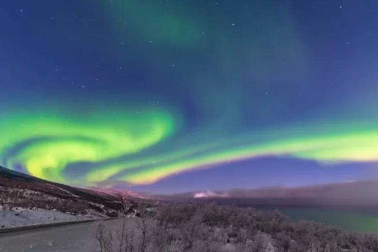 Imagem panorâmica mostra aurora boreal