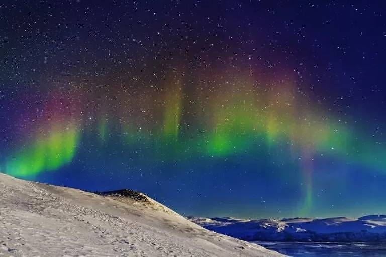 Imagem panorâmica mostra aurora boreal