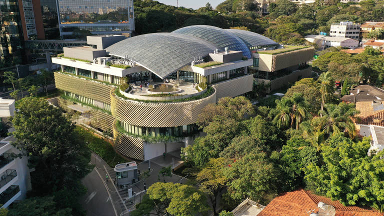 Vista aérea e externa do novo Centro de Ensino e Pesquisa do Einstein, mostrando o teto de vidro formado por três grandes domos
