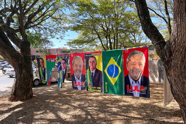 Venda de bandeiras com imagens de Lula e Bolsonaro em Brasília, DF