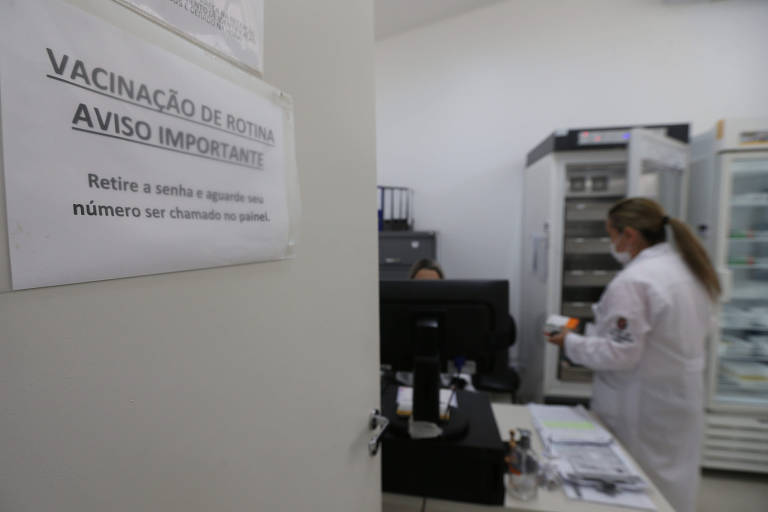 Vacinação em crianças de 3 e 4 anos com comorbidades em São Paulo. Na foto, enfermeira na sala de vacina na UBS Vila Romana, na Lapa, zona oeste da cidade, aguarda criança para vacina
