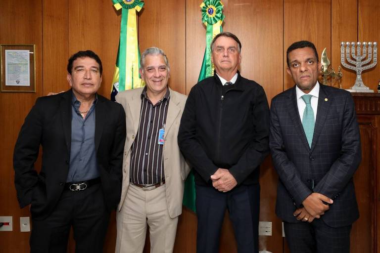Bolsonaro encontra irmão de petista assassinado e pede desculpa por ter divulgado fake news