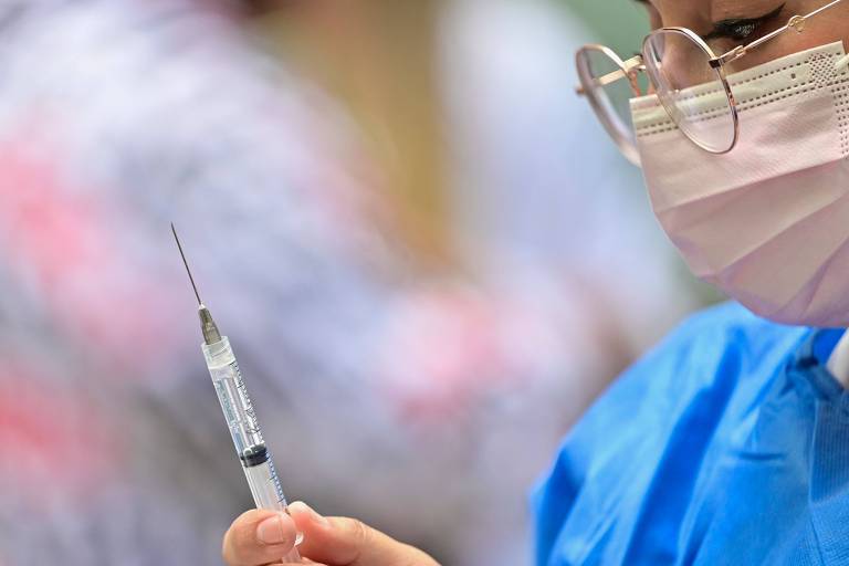 Vacinas da Pfizer e da Moderna protegem contra Covid por mais tempo, diz pesquisa