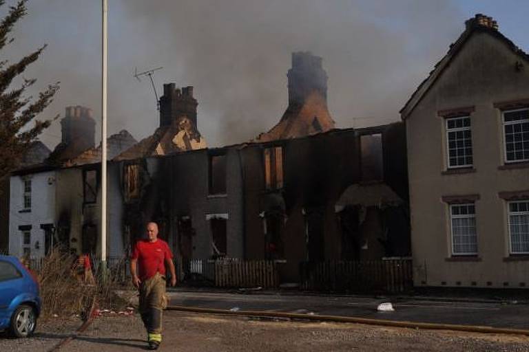 Imagem mostra casas pegando fogo