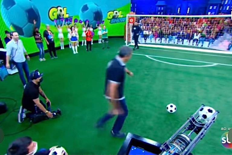 Ratinho dá R$ 100 mil a funcionário que acertou bola no ângulo no Gol Show