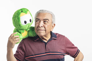 Retrato de Mauricio de Souza com o boneco Horácio