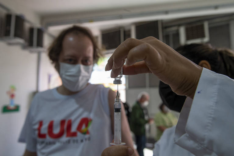 Aplicação da 4ª dose da vacina contra a Covid-19 para quem tem a partir de 50 anos e profissionais de saúde. Foto na UBS Humaitá, na Bela Vista, em São Paulo