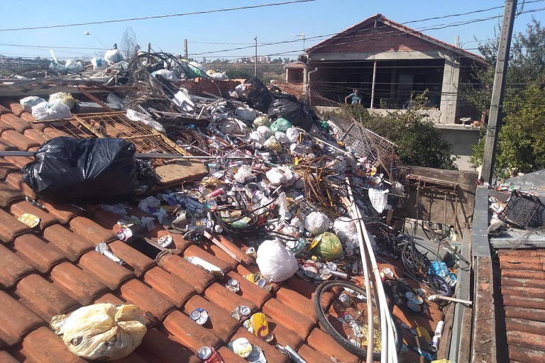 lixo acumulhado em telhado de casa antiga
