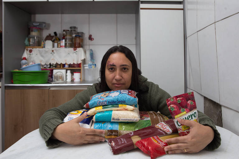 Famílias cortam alimentos para sobreviver com auxílio e inflação alta
