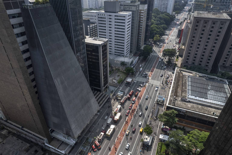 Imagem mostra avenida larga com prédios.