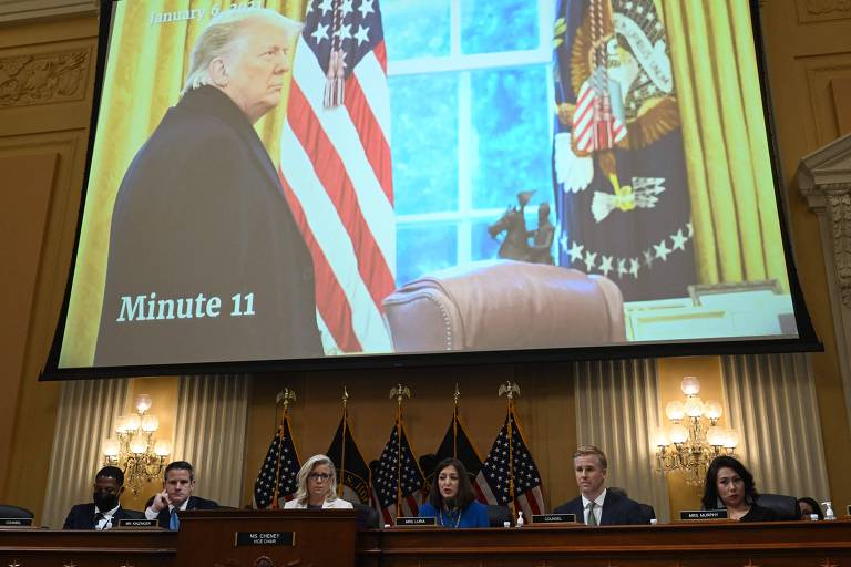 Imagens de Donald Trump exibidas em telão durante audiência que investiga ataque ao Capitólio 