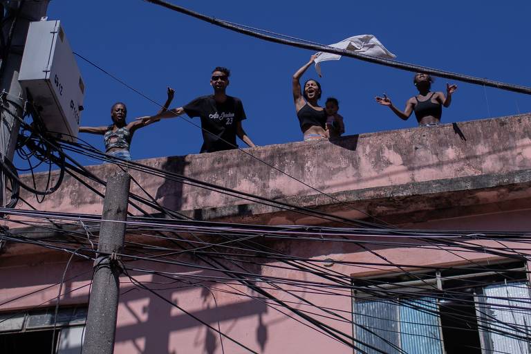 Moradores pedem paz durante protesto no Complexo do Alemão; ação, no entanto, durou 12 horas, vitimando pelo menos 17 pessoas, segundo as forças de segurança.