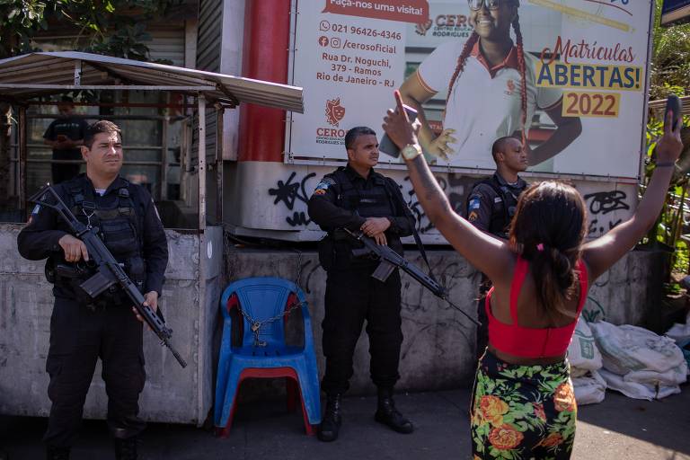 Moradora protesta contra a ação policial no Complexo do Alemão; considerando a contagem até o momento, a operação é a quinta mais letal da história do Rio de Janeiro, segundo levantamento do Geni (Grupo de Estudos dos Novos Ilegalismos) da UFF (Universidade Federal Fluminense).