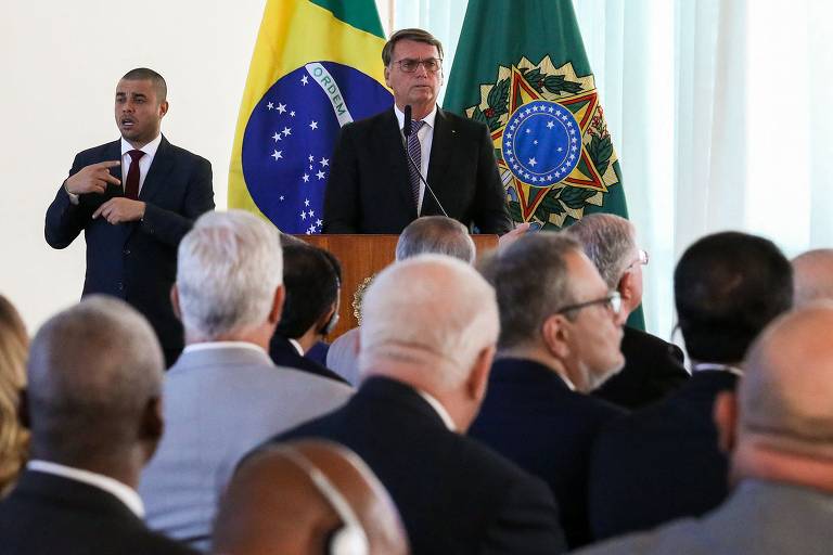 Jair Bolsonaro fala a embaixadores no Palácio da Alvorada em julho de 2022