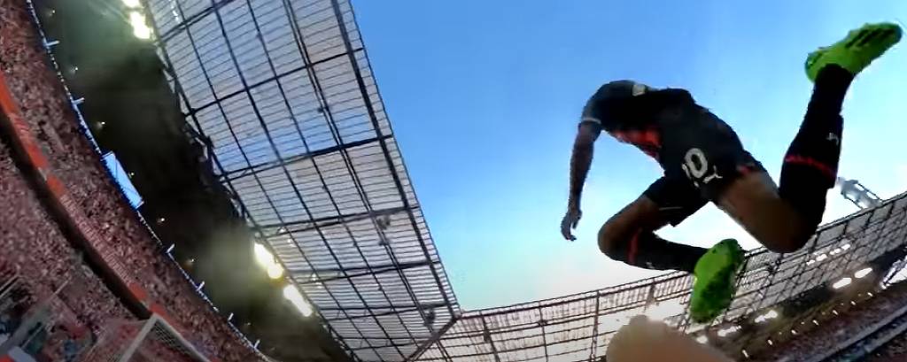 Jogador do Milan dá um salto no amistoso contra o Colônia, em que houve o uso de câmeras de vídeo por jogadores do time alemão