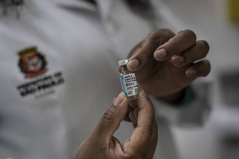 Enfermeira mostra ampola de vacina da AstraZeneca  contra o Covid-19 na UBS Jardim Edite, na zona sul de São Paulo