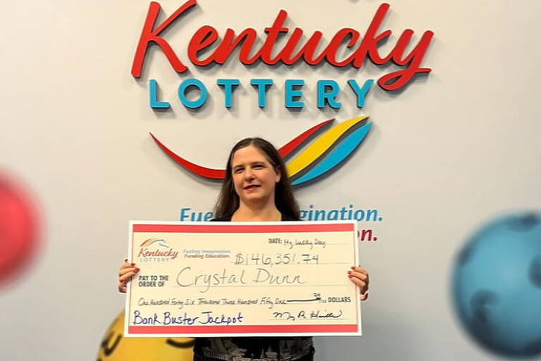 Crystal Dunn no momento em que foi receber o premiê acumulado na loteria do Kentucky