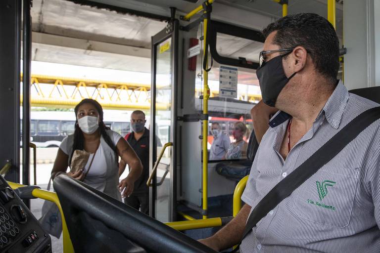 Motorista de ônibus, de máscara, recolhe passageiros no Terminal. Dom Pedro II, no centro de São Paulo 