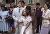 Darcy ( Ana Carolina Rainha ) parabeniza Isadora( Larissa Manoela ) pela peça de roupa