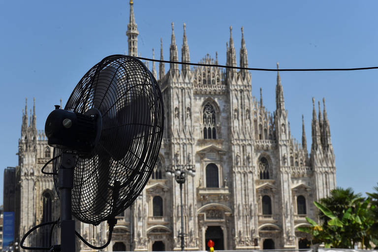 Ventilador ligado perto da catedral de Milão, na praça do Duomo