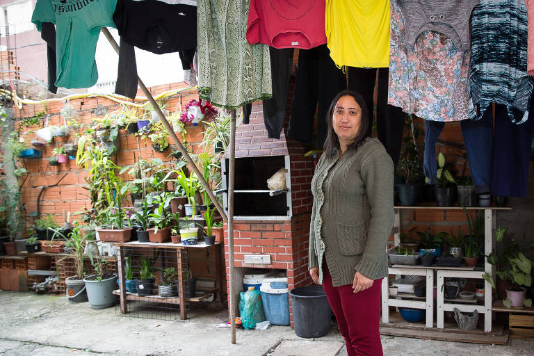 A autônoma tem se mobilizado para conseguir doações de cestas básicas e ajudar as famílias ao seu redor