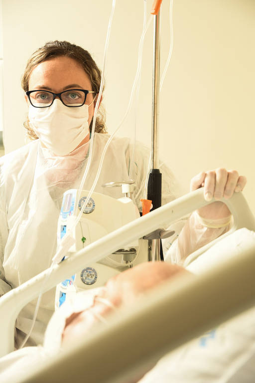 A enfermeira Ellen Recco no Hospital das Clínicas da Unicamp, em Campinas, ao lado da cama de paciente com leucemia; ela também cuida de pessoas com diagnóstico de linfoma