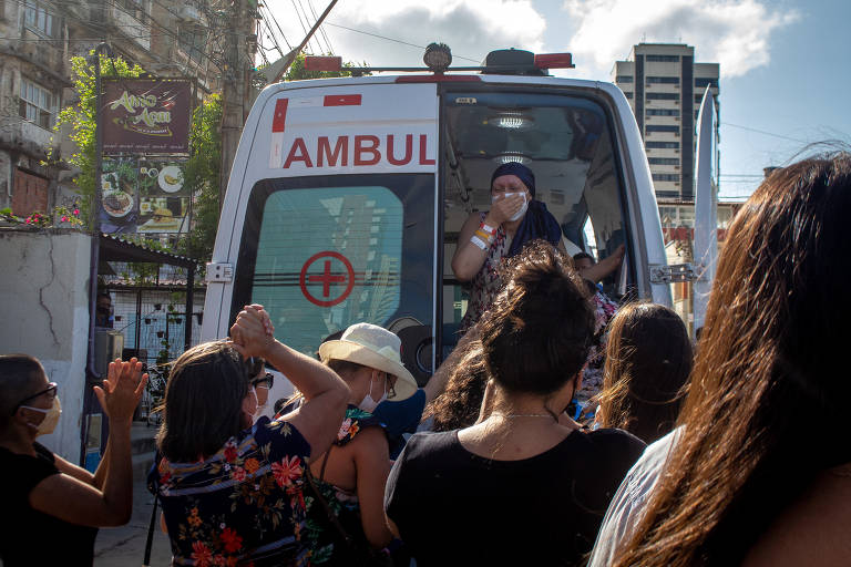 Da ambulância, a micro empresária Izabel Loiola, 48 anos, se despede dos familiares após ir à praia, em Fortaleza  