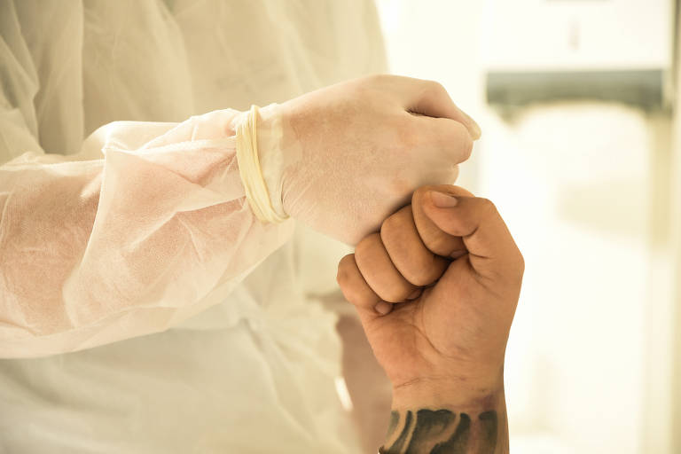 A enfermeira Ellen Recco e um paciente de 28 anos diagnosticado com leucemia linfoide aguda