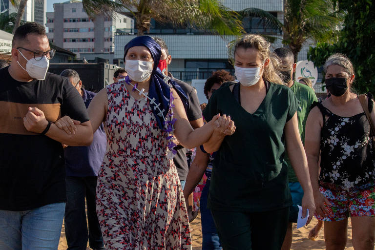 De mãos dadas com familiares até a praia, a micro empresária Izabel Loiola não responde mais aos tratamentos da leucemia
