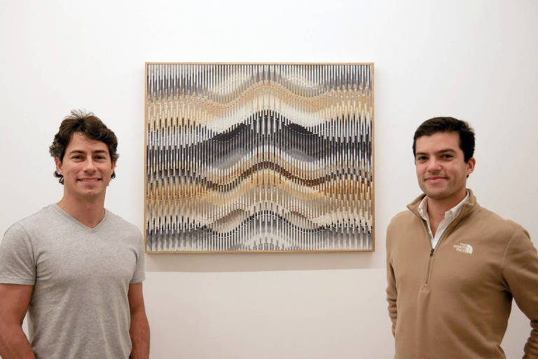 Arthur Farache e Augusto Salgado, da Hurst Capital, posam ao lado de obra do artista plástico Abraham Palatnik, que foi negociada pela plataforma de tokenização de ativos
