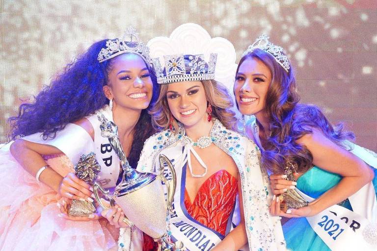 A peruana Solana Costa (centro), vencedora Miss Teen Mundial 2021, ao lado de sua vice, a brasileira Yasmin Teles (esq.) e a salvadorenha Alexia Pacheco (dir.)