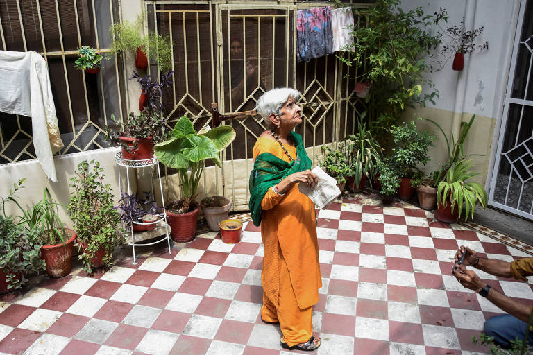 Reena Varma, cidadã indiana de 90 anos nascida no Paquistão, fica na casa de uma vizinha ao lado de sua casa ancestral, que ela visita após 75 anos, em Rawalpindi, no Paquistão